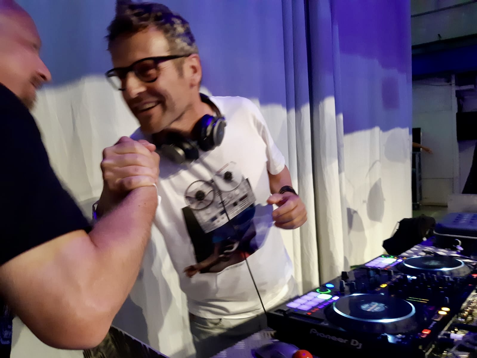 Tijdens een feest met DJ BeatBlender